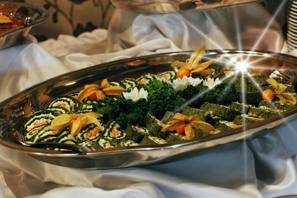 Hotel Zornica Poczesna Bagian luar foto