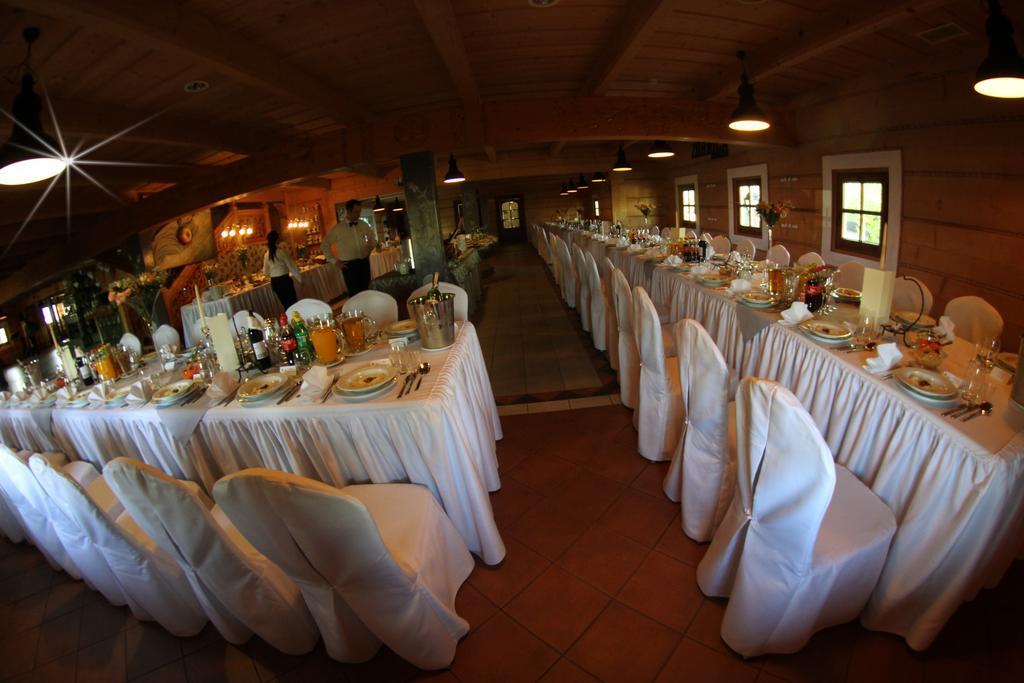 Hotel Zornica Poczesna Bagian luar foto