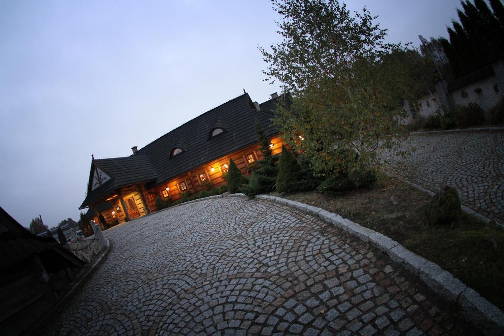Hotel Zornica Poczesna Bagian luar foto